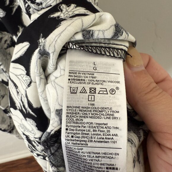 GAP Puff Sleeve Smocked Dress - Picture 4 of 5